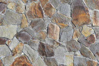 Çatlamış bir taştan bir duvar parçası.