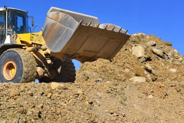 Ukrayna, Polyanytsya - 16 Ekim 2018: Yükleyici-Tekerlekli yükleyici Liebherr marka Polyanytsya köyü alanında bir inşaat sitesinde.