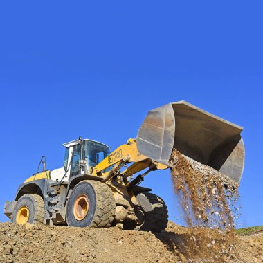 Ukrayna, Polyanytsya - 16 Ekim 2018: Yükleyici-Tekerlekli yükleyici Liebherr marka Polyanytsya köyü alanında bir inşaat sitesinde.