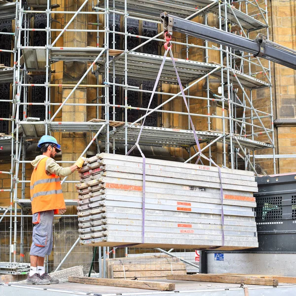 Prague République Tchèque Mai 2018 Déchargement Éléments Structuraux Échafaudage Avec — Photo