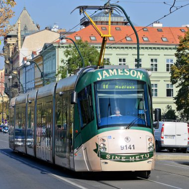 Prague, Çek Cumhuriyeti - 4 Mayıs 2018: bir modern tramvay şehrin sokaklarında.