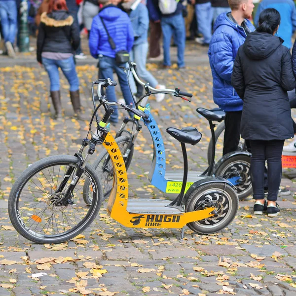 捷克布拉格 2018年10月20日 雨果自行车电动摩托车附近的一群游客在城市旅游 — 图库照片