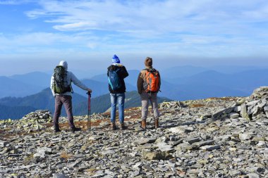 Ivano-Frankivsk region, Ukrayna - Kasım, 11, 2018: dağ tepe turist.