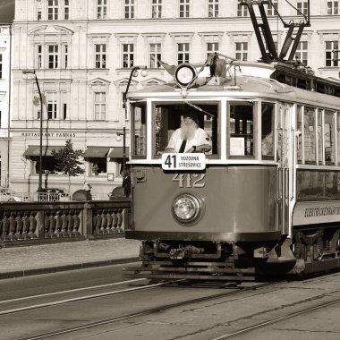 Prague, Çek Cumhuriyeti - 16 Eylül 2018: eski tramvay bir gezi Tur güzergah üzerinde. Turistik tramvay .