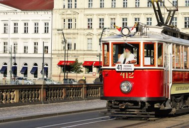 Prague, Çek Cumhuriyeti - 16 Eylül 2018: eski tramvay bir gezi Tur güzergah üzerinde. Turistik tramvay .