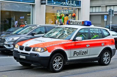 Zürih, İsviçre Konfederasyonu 10 Kasım 2018: Polis devriye arabası sokakta şehrin.