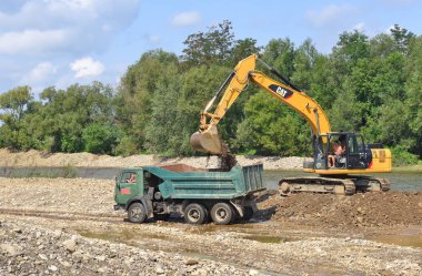 Kalush, Ukrayna - 18 Ağustos 2018: Yükleme çakıl araba vücut Kalush kasaba koruyucu bir baraja İnşaat.