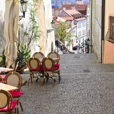 Prague, Çek Cumhuriyeti - 4 Mayıs 2018: tablolar Restoran şehir, eski sokaklarında. 