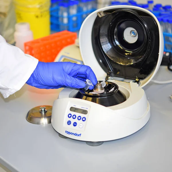 プラハ チェコ共和国 2018 小さなテーブル 遠心分離機でエッペン チューブを入れて生化学研究所の従業員 生化学 有機研究所 — ストック写真