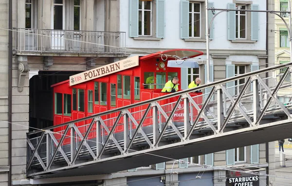 苏黎世 瑞士联邦 2018年11月10日 Polybahn 也被称为 Ubs Polybahn 缆车铁路 以上的城市街道 — 图库照片