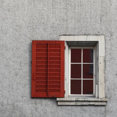 Pencere eski bir bina. Zürih-2018.