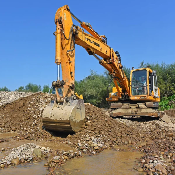 Kalush Ucrânia Agosto 2018 Sobre Construção Uma Barragem Protetora Perto — Fotografia de Stock