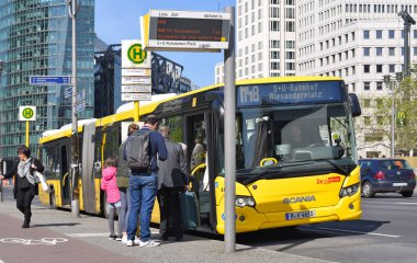 Berlin, Almanya Federal Cumhuriyeti - 27 Nisan 2018: Berlin şehir otobüs yolu üzerinde. Berlin, Almanya Federal Cumhuriyeti - 27 Nisan 2018: Berlin şehir otobüs yolu üzerinde.
