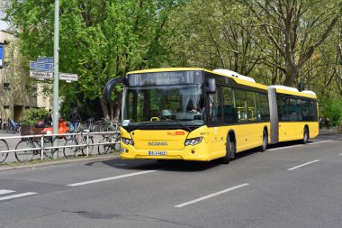 Berlin, Almanya Federal Cumhuriyeti - 27 Nisan 2018: Berlin şehir otobüs yolu üzerinde. Berlin, Almanya Federal Cumhuriyeti - 27 Nisan 2018: Berlin şehir otobüs yolu üzerinde.