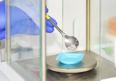 Bilim adamı laboratuarda bir deney yapıyor.