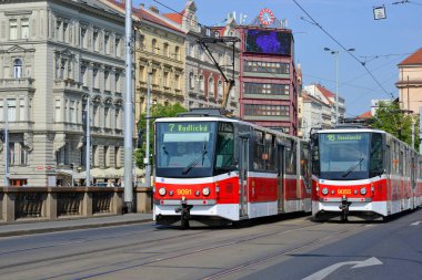 Prague, Çek Cumhuriyeti - 4 Mayıs 2018: eski tramvay şehrin sokaklarında.