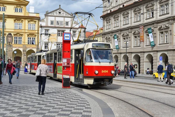 Prague, Çek Cumhuriyeti - 4 Mayıs 2018: eski tramvay şehrin sokaklarında.