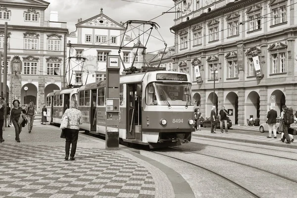 Prague, Çek Cumhuriyeti - 4 Mayıs 2018: eski tramvay şehrin sokaklarında.