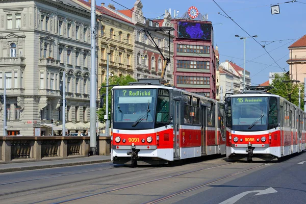 Prague, Çek Cumhuriyeti - 4 Mayıs 2018: eski tramvay şehrin sokaklarında.