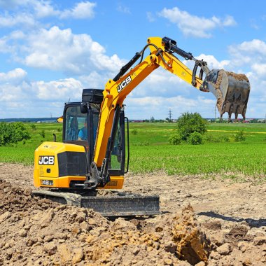 Kalush, Ukrayna - 15 Haziran 2017: modern Ekskavatör Jcb kazı çalışmaları inşaat bölgesine yakın şehir Kalush, Ukrayna gerçekleştirir.