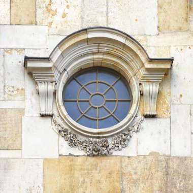 Pencere eski bir bina. Dresden, Almanya 2018 Federal Cumhuriyeti.