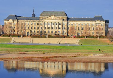 Dresden, Almanya Federal Cumhuriyeti - 25 Kasım 2018: Elbe Nehri setin Sakson Devlet Kültür Bakanlığı binasının görünümü.