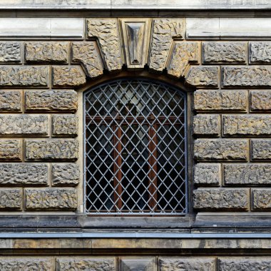 Antik bir binada bir kafes pencere. Eski Dresden, Almanya 2018 Federal Cumhuriyeti.