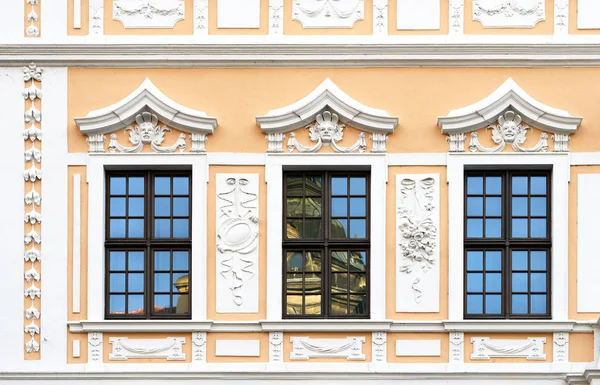 건물의 창입니다 드레스덴 2018의 공화국 — 스톡 사진