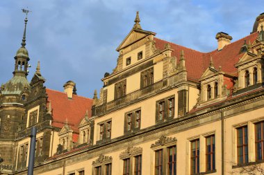 Dresden, Almanya Federal Cumhuriyeti - 25 Kasım 2018: eski Dresden mimarisi. Antik Bina cephe üzerinde heykeller.
