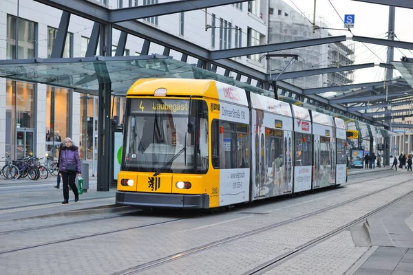 ドレスデン ドイツ連邦共和国 2018 都市の通りの路面電車 — ストック写真