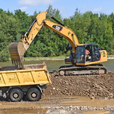 Kalush, Ukrayna - 18 Ağustos 2018: Yükleme çakıl araba vücut Kalush kasaba koruyucu bir baraja İnşaat.