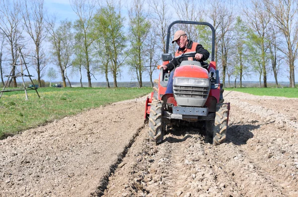 Kalush Ukraine Avril 2017 Agriculteur Sur Champ Poignées Tracteur Près — Photo