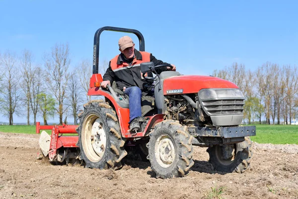 Kalush Ukraine April 2017 Bauer Auf Traktor Greift Feld Der — Stockfoto