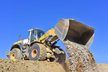 Ukrayna, Polyanytsya - 16 Ekim 2018: Yükleyici-Tekerlekli yükleyici Liebherr marka Polyanytsya köyü alanında bir inşaat sitesinde.