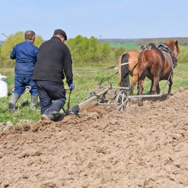 Kalush, Ukrayna - 14 Nisan 2017: bir alan tarafından el ile pulluk nadas üzerinde şehrin Kalush, Ukrayna atlı.