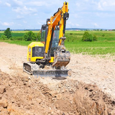 Kalush, Ukrayna - 15 Haziran 2017: modern Ekskavatör Jcb kazı çalışmaları inşaat bölgesine yakın şehir Kalush, Ukrayna gerçekleştirir.