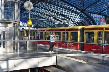 Berlin, Almanya Federal Cumhuriyeti - 27 Nisan 2018: yolcu treni Berlin Hauptbahnhof (Berlin Merkez İstasyonu'na yolcu platformu yakınındaki yerel iletişim ).