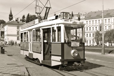 Prague, Çek Cumhuriyeti - 4 Mayıs 2018: turistik tramvay şehrin sokaklarında.