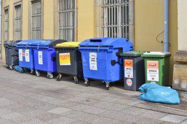 Berlin, Almanya Federal Cumhuriyeti - 27 Nisan 2018: sıralama ve çöp toplamak için bir site. 