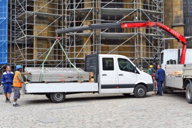 Prague, Çek Cumhuriyeti - 4 Mayıs 2018: boşaltma yapısal unsurları ile parmak eklemi Boom vinç FASSI f80 eski bir bina restorasyonu için iskele.