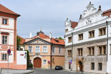 Prague, Çek Cumhuriyeti - 4 Mayıs 2018: eski Prag sokaklarında.