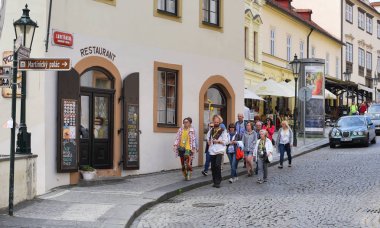 Prague, Çek Cumhuriyeti - 2 Mayıs 2018: eski sokağın bir rehber ile turist bir grup.