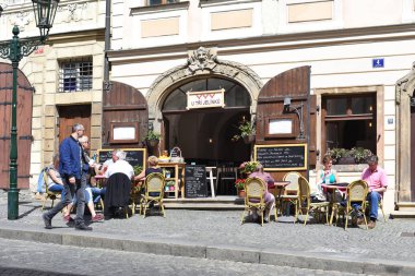 Prague, Çek Cumhuriyeti - 2 Mayıs 2018: tablolar bir restoran şehir, eski sokaklarında. 