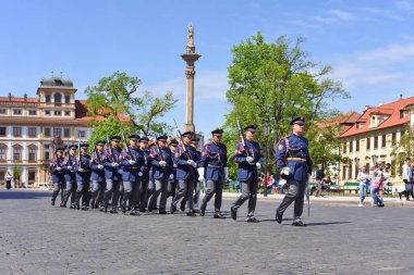 PRAG, CZECH REPUBLIC - 2 Mayıs 2018: Prag Kalesi Muhafızları, Hradcany Meydanı 'ndaki devlerin kapısındaki onur kıtasını değiştirme törenine yürüdü.