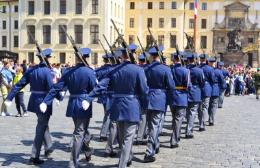 PRAG, CZECH REPUBLIC - 2 Mayıs 2018: Prag Kalesi Muhafızları, Hradcany Meydanı 'ndaki devlerin kapısındaki onur kıtasını değiştirme törenine yürüdü.