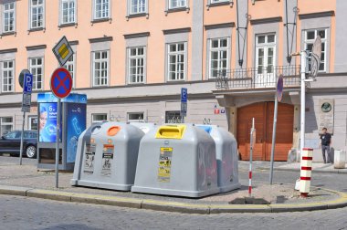 Prague, Çek Cumhuriyeti - 4 Mayıs 2018: sıralama ve çöp toplama için bir site.