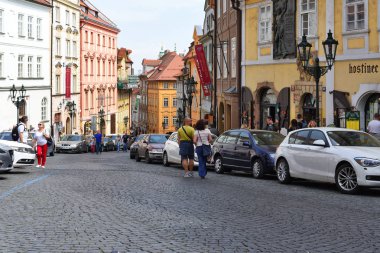 Prague, Çek Cumhuriyeti - 4 Mayıs 2018: eski Prag sokaklarında.