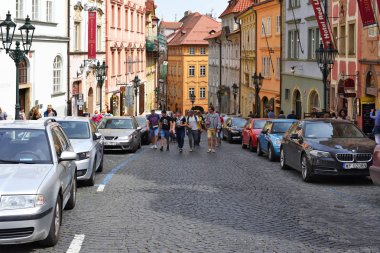 Prague, Çek Cumhuriyeti - 4 Mayıs 2018: eski Prag sokaklarında.