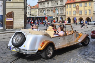 Prag, Çek Cumhuriyeti - 4 Mayıs 2018: Şehir sokakta eski model bir araba için turistik geziler.