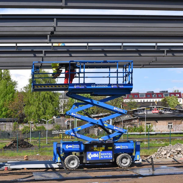 Berlin, Almanya Federal Cumhuriyeti - 27 Nisan 2018: elektrikli makas Geländestapler model Gs-2669 Dc kullanarak yükseklikte inşaatı işi..